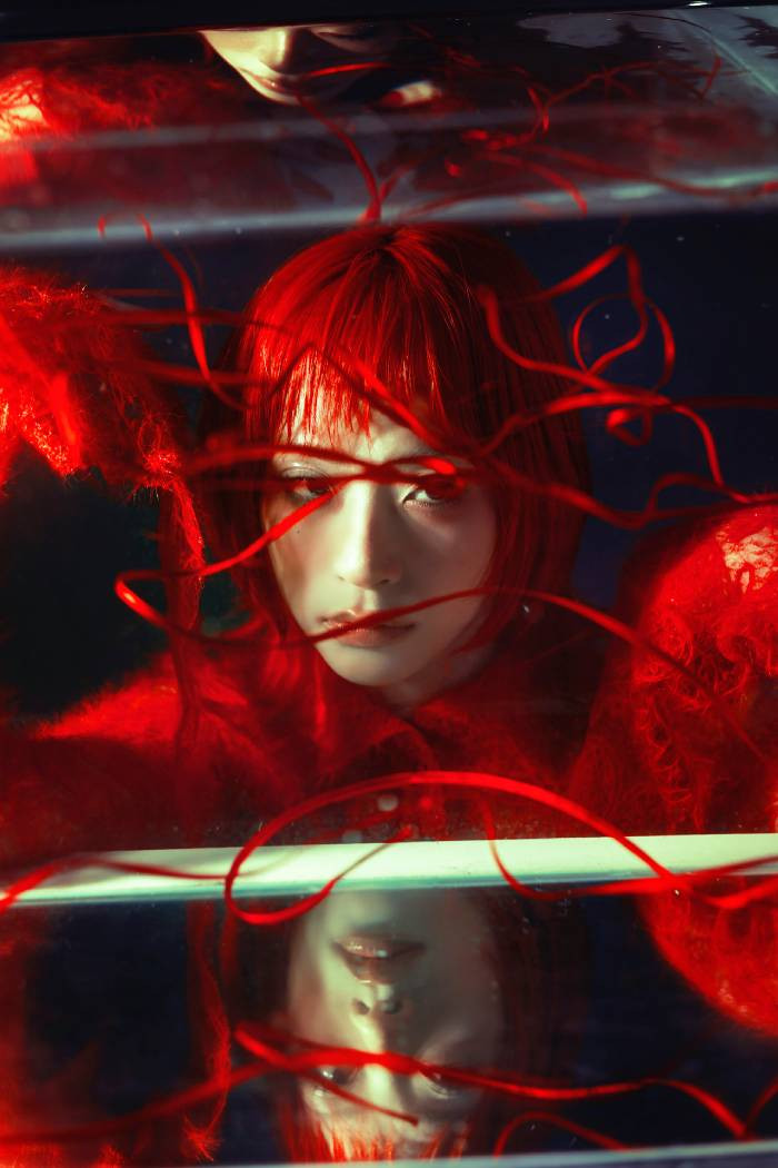 Marzuz với tạo hình ấn tượng trong album đầu tây "Ả"