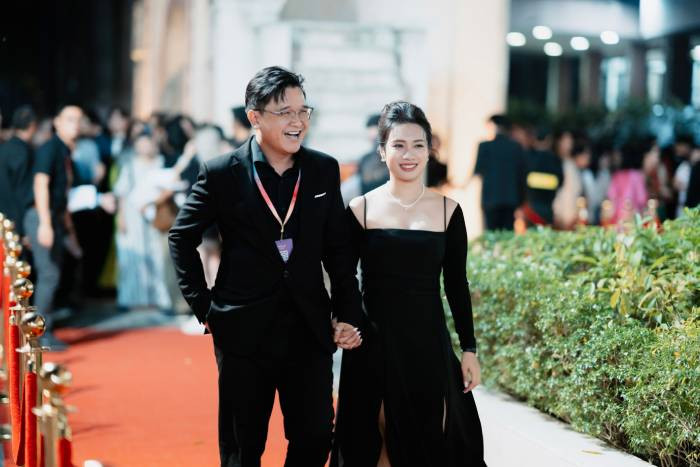 Đoàn phim "Siêu lừa gặp siêu lầy" có sự góp mặt của vợ chồng đạo diễn Võ Thanh Hòa - nhà sản xuất Mai Bảo Ngọc. Cặp đôi đang nhận được sự quan tâm của giới làm nghề với sức làm việc đáng nể. Mới đây cả hai đã giới thiệu dự án "Linh miêu: Quỷ nhập tràng" khởi chiếu từ 22/11