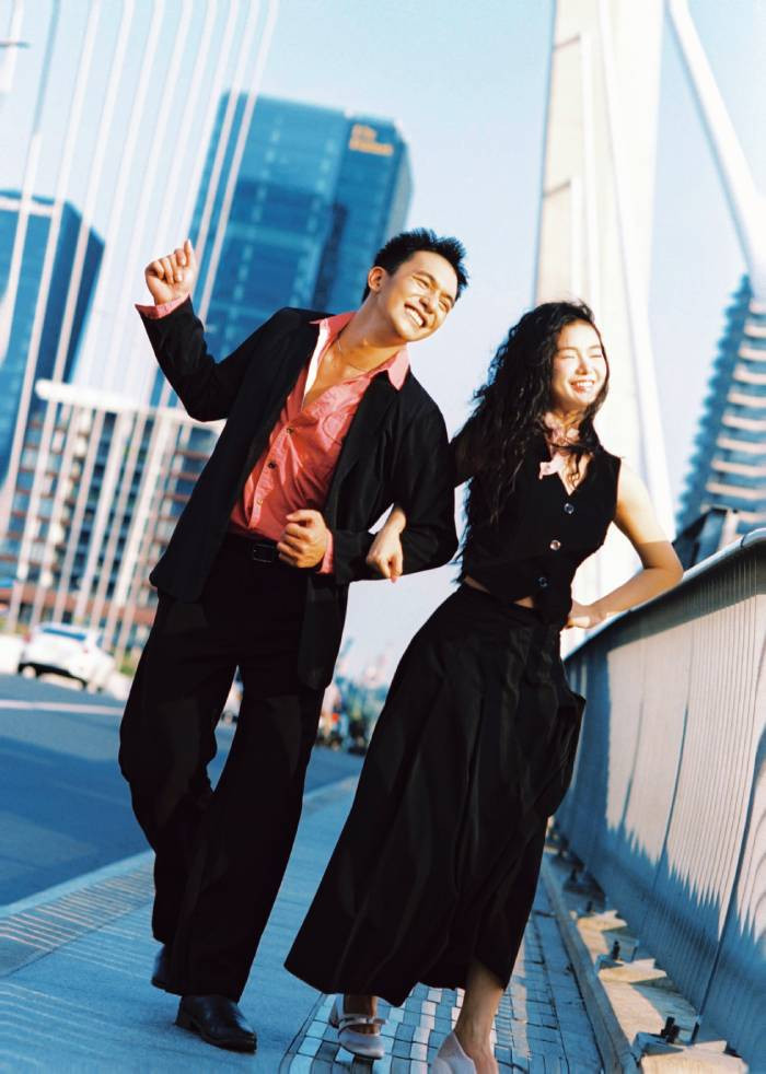 Vốn có xuất thân là vũ công nên Yên Đan - Nhật Hoàng tạo dáng trước ống kính khá nhịp nhàng. Sự dẻo dai, duyên dáng của cặp đôi càng khiến bộ ảnh thêm phần ấn tượng