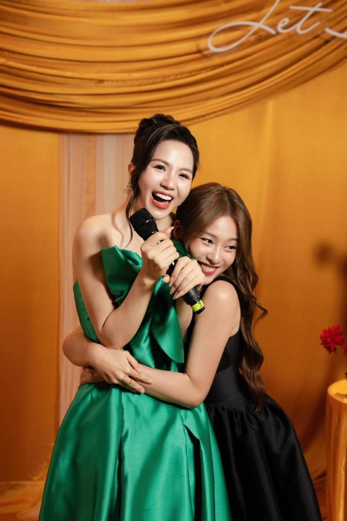 Khả Ngân ôm chầm lấy CEO Phương Nguyễn cảm ơn vì phần thưởng bất ngờ. Người sáng lập Jet Dentist chia sẻ: "Sự kiện 'Bản giao hưởng của nụ cười' được tổ chức không chỉ để tri ân các khách hàng VVIP mà còn để truyền cảm hứng về nụ cười rạng rỡ, sự tự tin và tôn vinh vẻ đẹp của mỗi cá nhân. Tôi rất hạnh phúc khi thấy sự hiện diện của những anh chị em thân thiết của Jet trong hơn 1 thập kỷ qua đã cùng chung tay lan tỏa thông điệp ý nghĩa này"