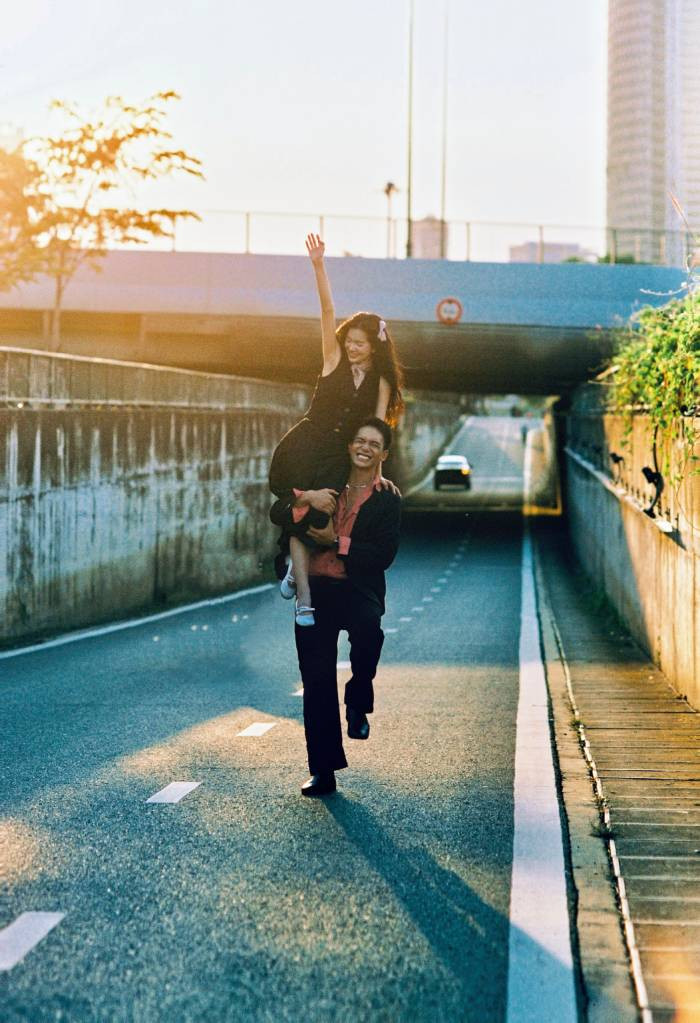 “Trong giai đoạn tôi chưa có gì, chưa được ai biết đến, Yên Đan đã nắm tay tôi cùng làm mọi thứ. Mấy tháng qua, Yên Đan nổi lên nhờ bộ phim Đi giữa trời rực rỡ, nhiều người hỏi tôi rằng có chạnh lòng không khi bạn gái được nhiều người biết tới, còn mình thì không. Tôi không buồn hay tủi thân gì cả, tôi thấy tự hào thì đúng hơn" - nam diễn viên chia sẻ