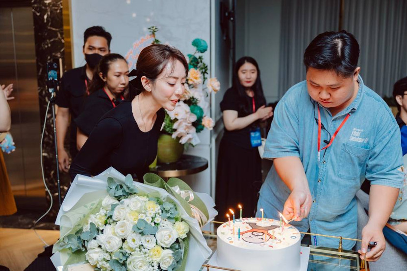 Thu Trang chu đáo cùng ê kíp chuẩn bị bánh kem chúc mừng sinh nhật "ông xã"