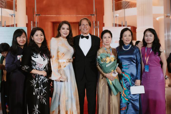 Bà Ngô Phương Lan (áo dài xanh)- nguyên Cục trưởng Cục Điện ảnh Việt Nam chụp ảnh cùng các khách mời