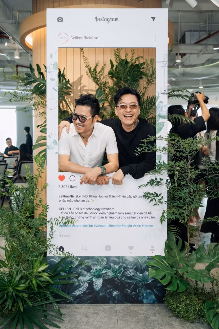 Danh thủ Hồng Sơn và Tuấn Hưng cùng tạo dáng vui vẻ trong một khung hình