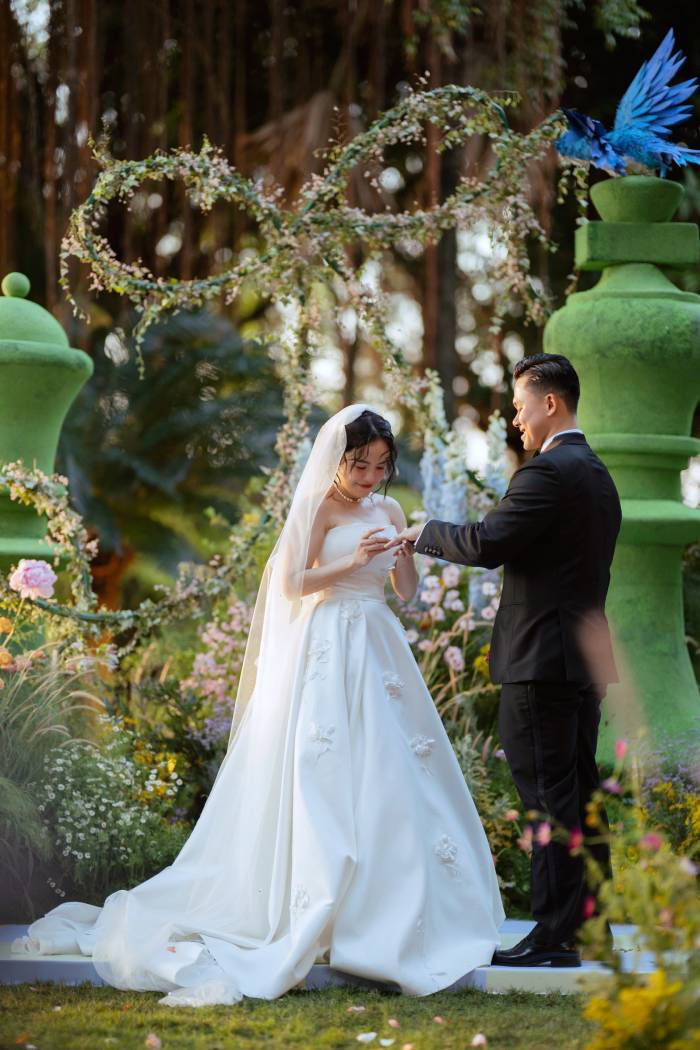 Đôi vợ chồng trao nhau nhẫn cưới, khẳng định lời hứa gắn bó trọn đời. Thái Trinh tiếp nối bằng món quà bất ngờ dành cho Thái Minh và khách mời khi cô trình bày ca khúc "Có anh là nhà", bài hát cô sáng tác chỉ trong một tuần