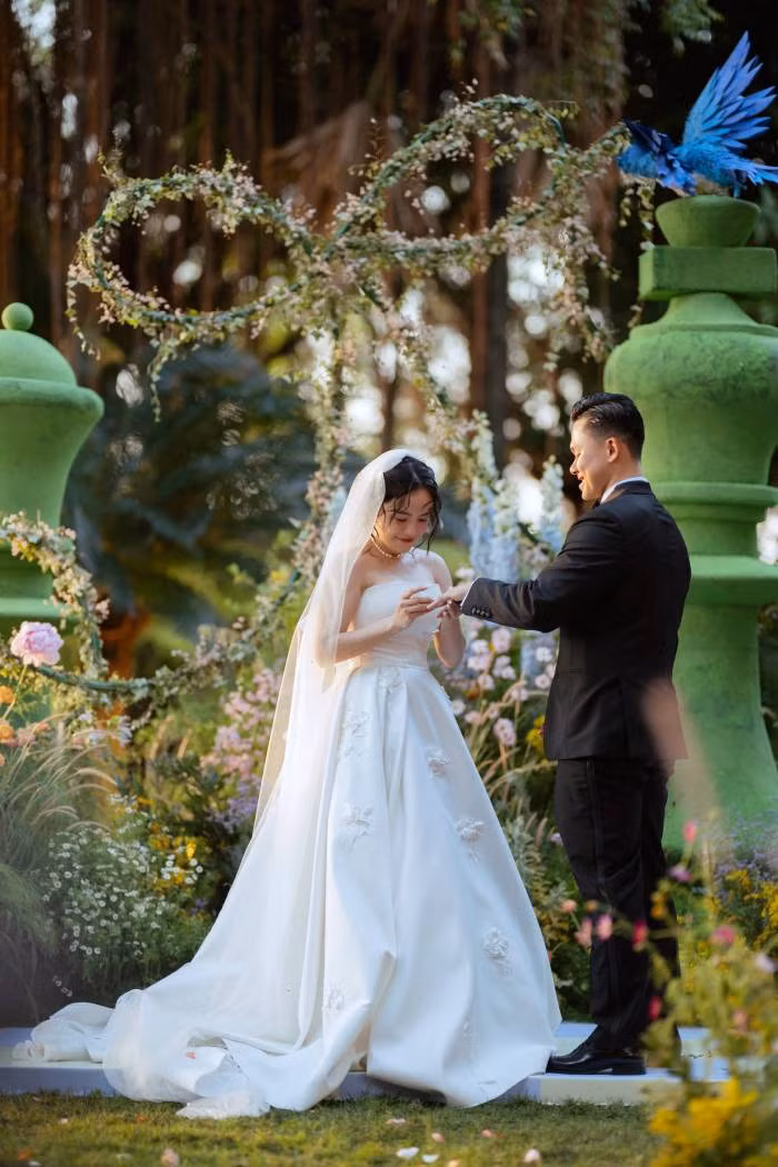 Đôi vợ chồng trao nhau nhẫn cưới, khẳng định lời hứa gắn bó trọn đời. Thái Trinh tiếp nối bằng món quà bất ngờ dành cho Thái Minh và khách mời khi cô trình bày ca khúc "Có anh là nhà", bài hát cô sáng tác chỉ trong một tuần