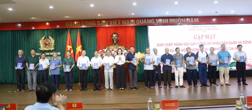 Lãnh đạo quận trao quà tặng các hội viên cựu CAND quận Hà Đông