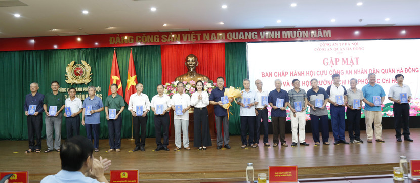 Lãnh đạo quận trao quà tặng các hội viên cựu CAND quận Hà Đông Lãnh đạo quận trao quà tặng các hội viên cựu CAND quận Hà Đông