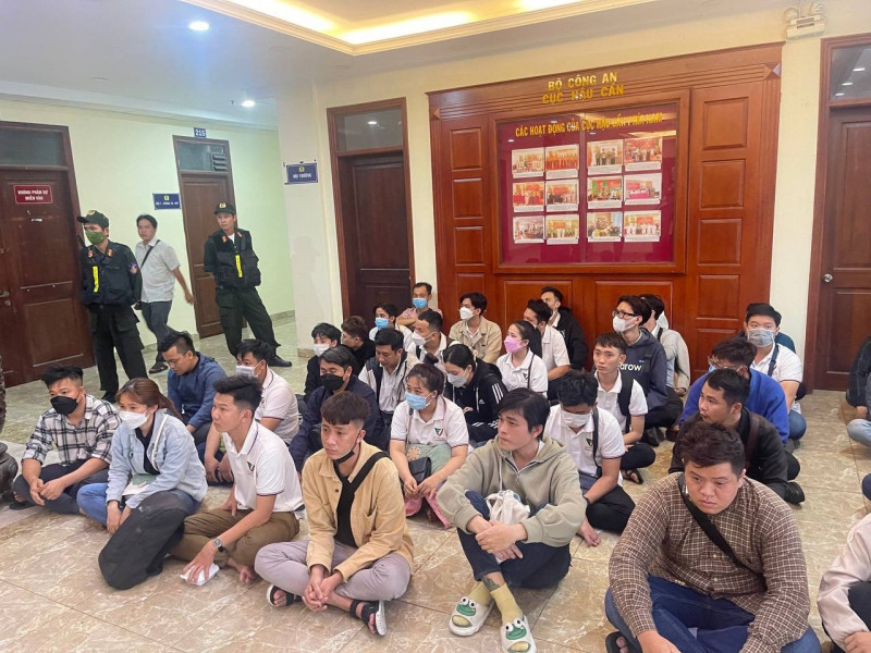 Các đối tượng trong ổ nhóm đòi nợ thuê bị cơ quan Công an triệu tập Các đối tượng trong ổ nhóm đòi nợ thuê bị cơ quan Công an triệu tập