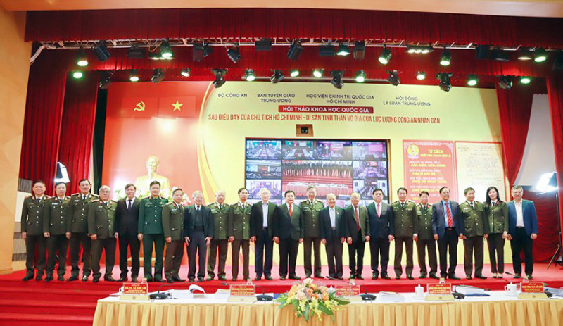 Bộ trưởng Tô Lâm với các đại biểu tham dự hội thảo. Bộ trưởng Tô Lâm với các đại biểu tham dự hội thảo.