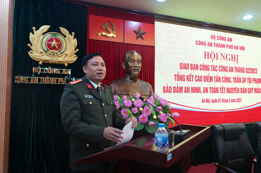 Thượng tá Nguyễn Tiến Đạt - Trưởng phòng Tham mưu trình bày báo cáo trung tâm tại hội nghị Thượng tá Nguyễn Tiến Đạt - Trưởng phòng Tham mưu trình bày báo cáo trung tâm tại hội nghị