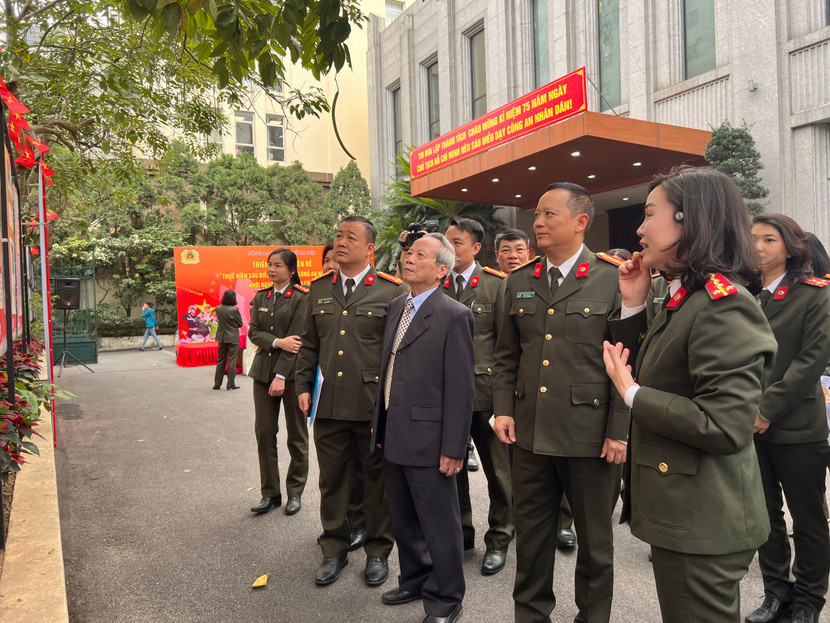 Đại tá Phạm Thanh Hùng cùng các đại biểu tham quan các khu trưng bày tại triển lãm Đại tá Phạm Thanh Hùng cùng các đại biểu tham quan các khu trưng bày tại triển lãm