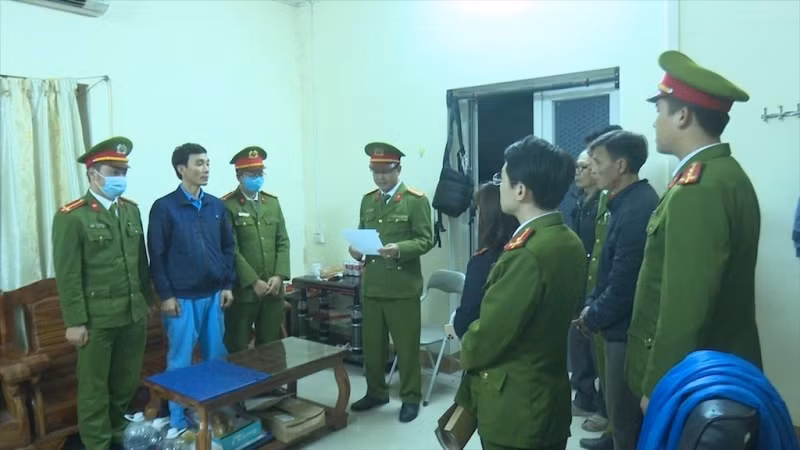 Cơ quan CSĐT Công an thị xã Phú Thọ thực hiện lệnh bắt Nguyễn Đôn Ý Cơ quan CSĐT Công an thị xã Phú Thọ thực hiện lệnh bắt Nguyễn Đôn Ý