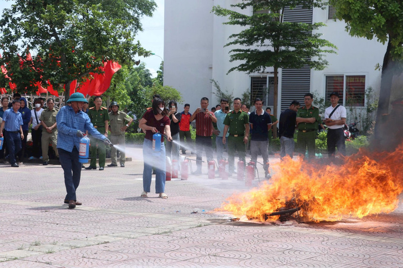 Hướng dẫn, thực hành kỹ năng dập lửa Hướng dẫn, thực hành kỹ năng dập lửa