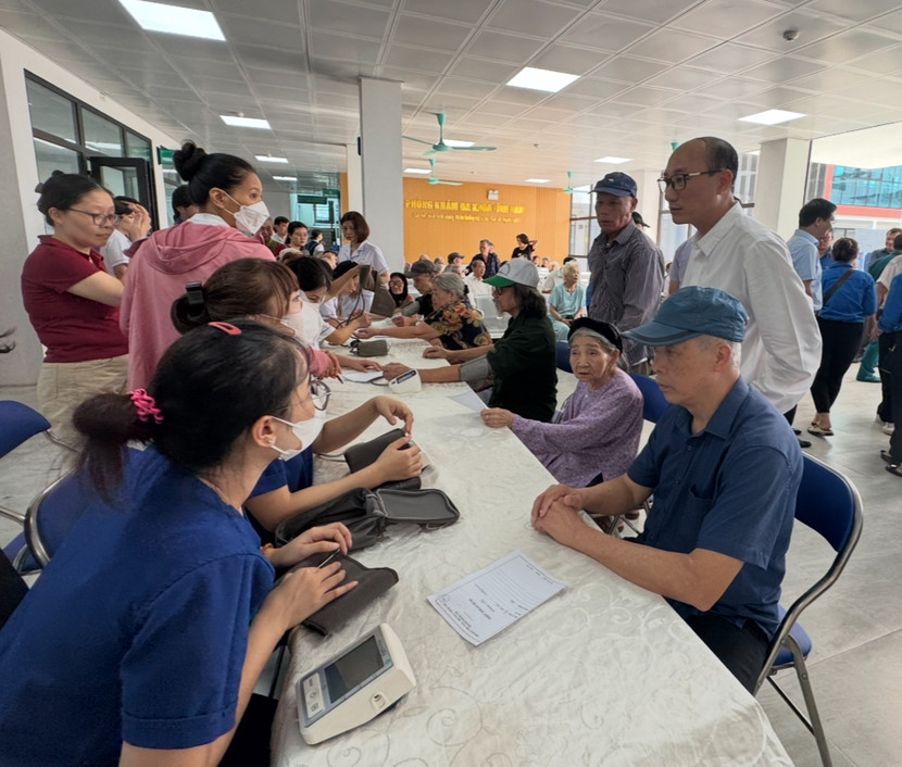 Thực hiện quy trình khai báo y tế ban đầu...