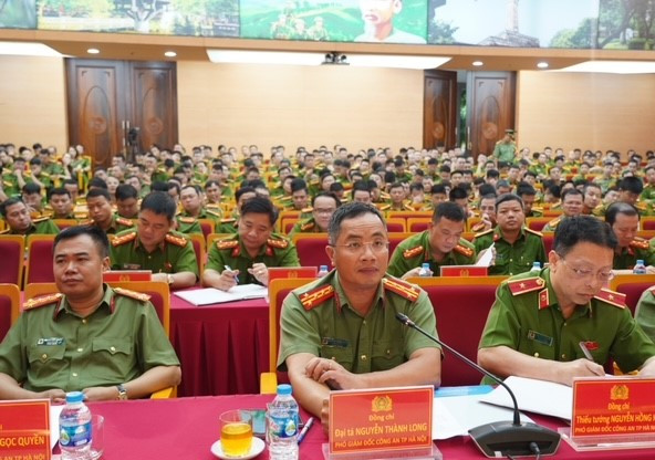 Đại tá Nguyễn Thành Long - Phó Giám đốc CATP điều hành tham luận tại hội nghị Đại tá Nguyễn Thành Long - Phó Giám đốc CATP điều hành tham luận tại hội nghị