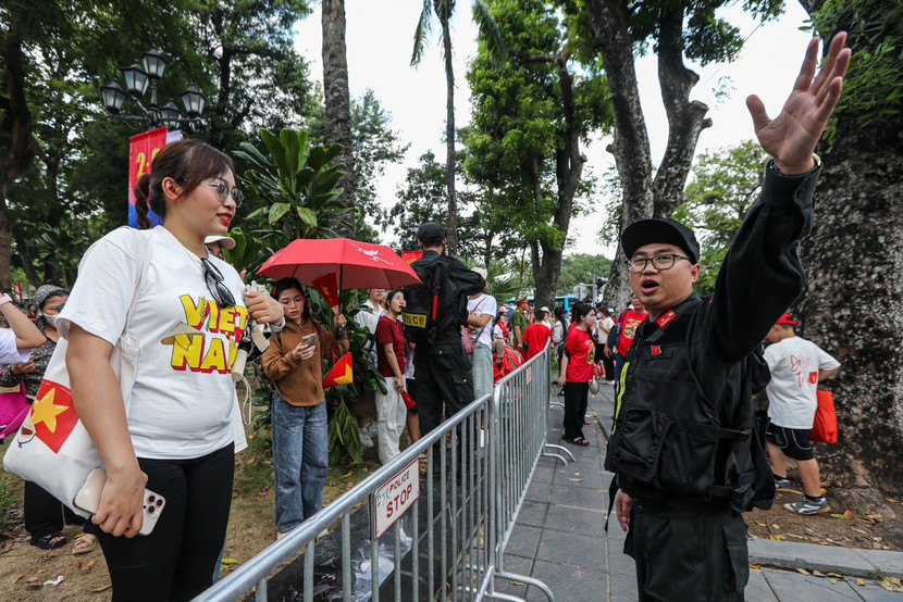 Hướng dẫn người dân di chuyển đến vị trí quan sát phù hợp