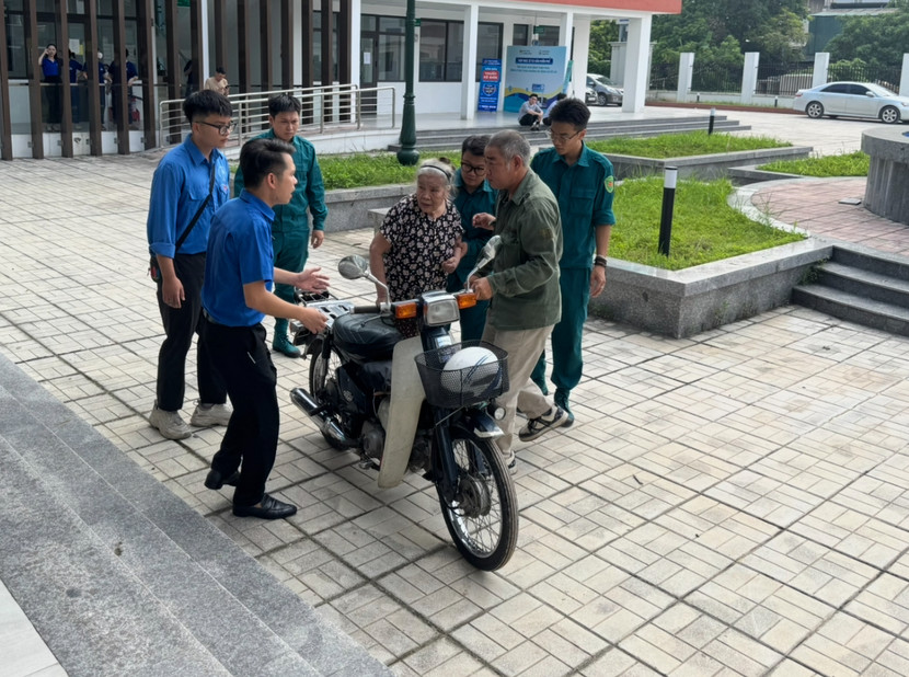 Các bạn đoàn viên, thanh niên nhiệt tình hướng dẫn người cao tuổi vào khám, tư vấn sức khỏe. Với người dân phường Vĩnh Hưng, có lẽ từ hôm nay, họ có thêm địa chỉ tin cậy và gần gũi để chăm sóc sức khỏe