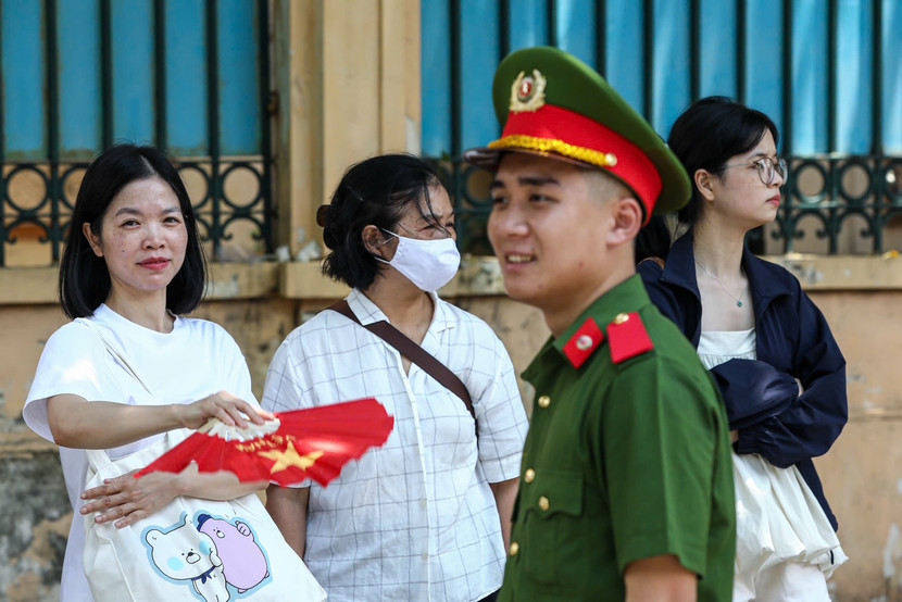 Người dân chia sẻ với vất vả của lực lượng làm nhiệm vụ