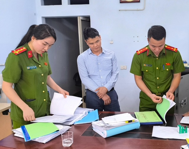 CQĐT thi hành lệnh khám xét