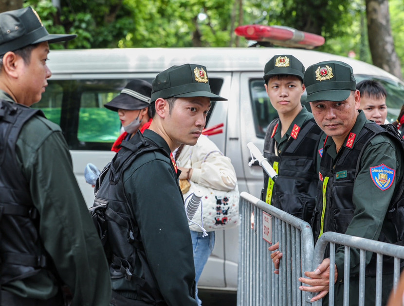 Cảnh sát cơ động triển khai hàng rào cứng ở khu vực trọng yếu