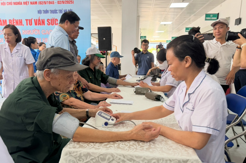 Kiểm tra huyết áp...