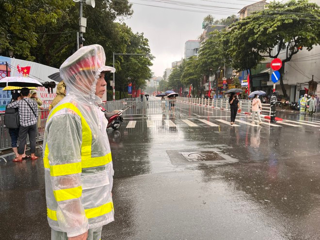 Cơn mưa đầu giờ chiều khiến công tác bảo đảm ANTT vất vả hơn