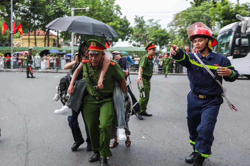 Một trường hợp người dân bị mệt được hỗ trợ di chuyển đến dịa điểm chăm sóc sy tế