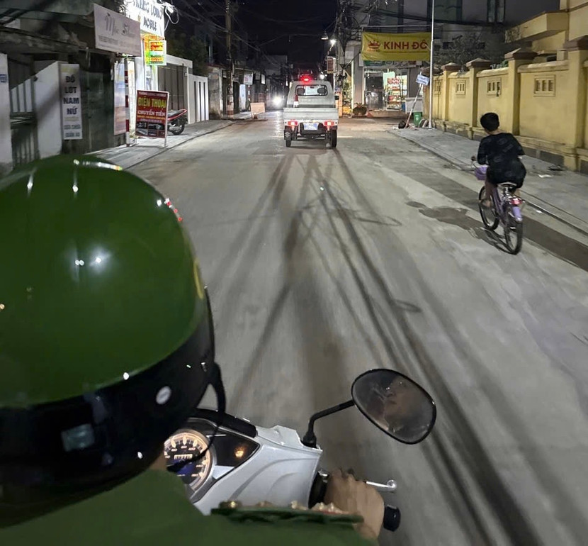 Lực lượng Công an xã Nội Bài tuần tra trên địa bàn