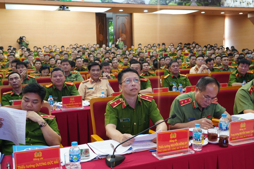 Thiếu tướng Nguyễn Hồng Ky - Phó Giám đốc CATP điều hành tham luận tại hội nghị