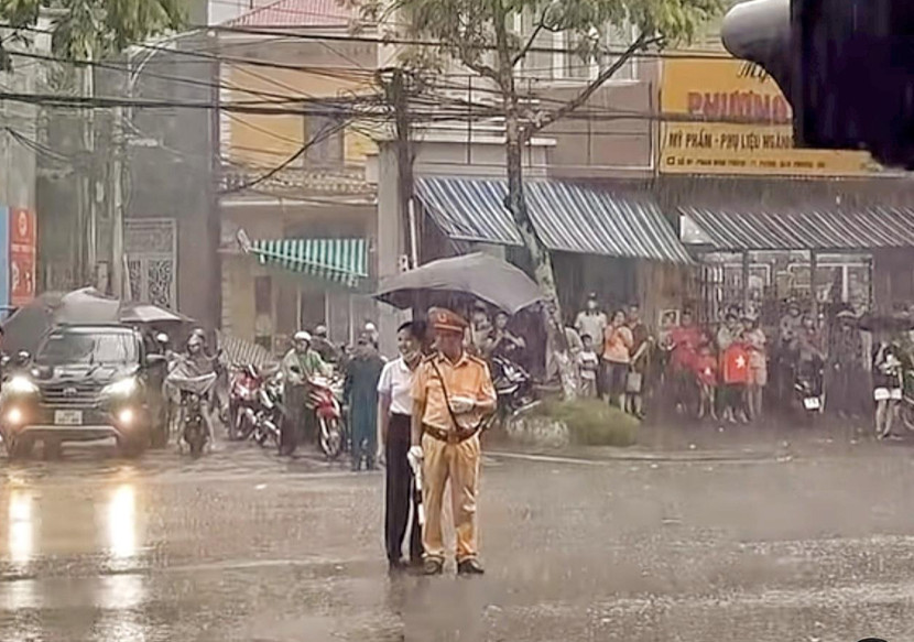 Khoảnh khắc thấm đẫm tình cảm quân - dân được người dân ghi lại.