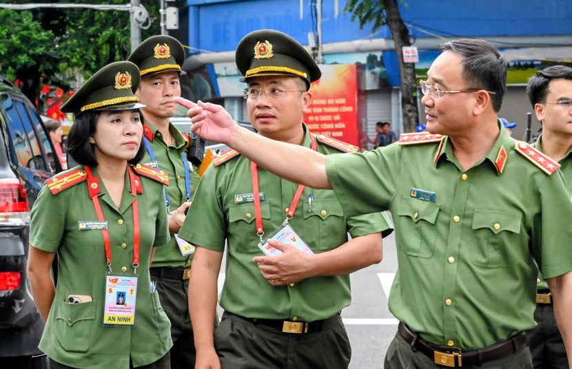 Thứ trưởng - Thượng tướng Phạm Thế Tùng chỉ đạo những yêu cầu cụ thể đối với công tác bảo vệ sự kiện A80. Trong ảnh: Đại tá Nguyễn Thành Long - Phó Giám đốc CATP và chỉ huy Phòng Tham mưu CATP lĩnh hội chỉ đạo của đồng chí Thứ trưởng