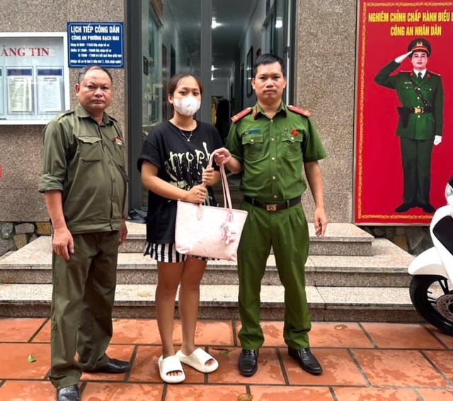 Chị Uyên vui mừng nhận lại tài sản bị đánh rơi