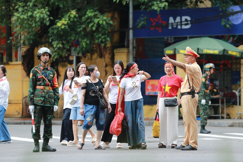 Tận tình hướng dẫn người dân di chuyển đến khu vực thuận tiện để xem hoạt động diễn binh, diễu hành