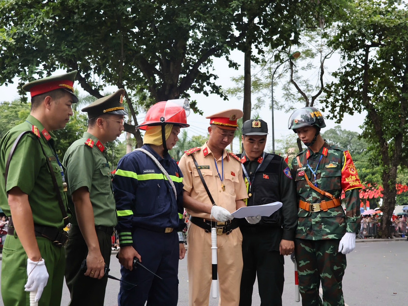 Một tổ chốt thống nhất lại nhiệm vụ theo phương án bảo vệ