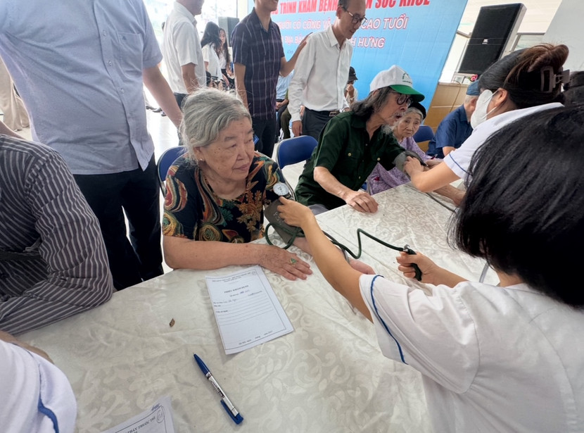 Ngày đầu tiên, đối tượng được thụ hưởng khám, tư vấn sức khỏe là người có công với Cách mạng, người cao tuổi