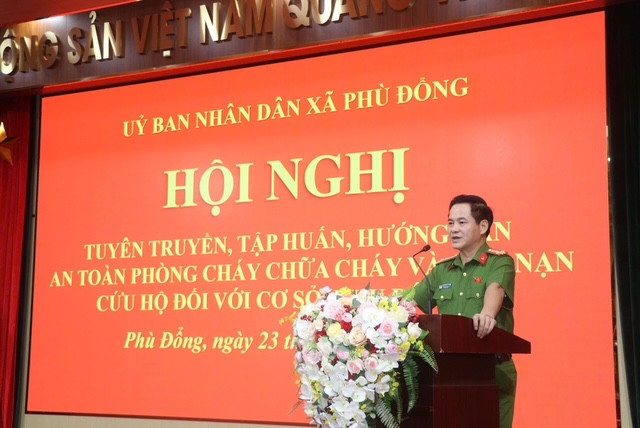 Thượng tá Nguyễn Ngọc Hồi - Trưởng Công an xã Phù Đổng phát biểu tại hội nghị Thượng tá Nguyễn Ngọc Hồi - Trưởng Công an xã Phù Đổng phát biểu tại hội nghị