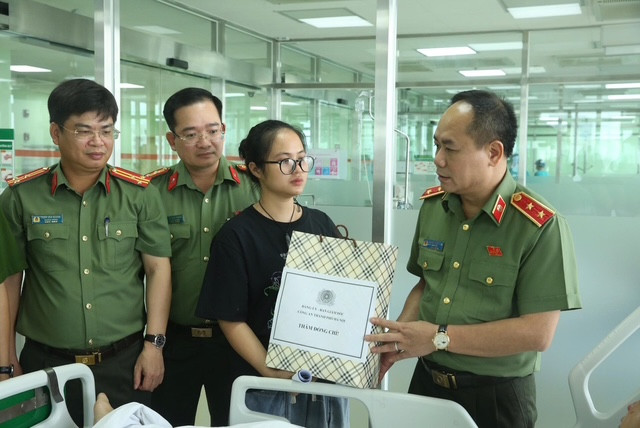 Đồng chí Giám đốc CATP động viên thân nhân Đại úy Lê Đình Công Đồng chí Giám đốc CATP động viên thân nhân Đại úy Lê Đình Công