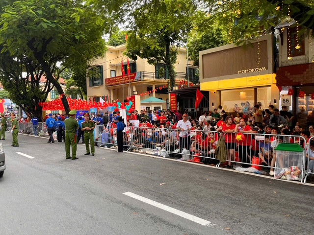 Nhiều tiếng đồng hồ nữa mới diễn ra lễ sơ duyệt, nhưng rất đông người dân đã xếp hàng