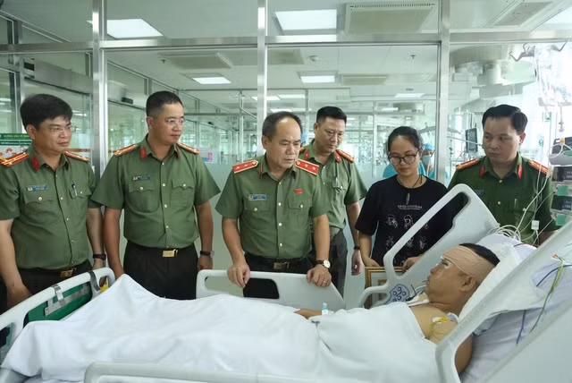 Các đồng chí lãnh đạo CATP thăm hỏi sức khỏe Đại úy Lê Đình Công