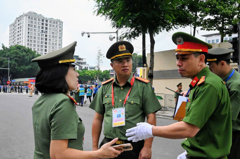 Đại tá Nguyễn Thành Long - Phó Giám đốc CATP kiểm tra công tác bảo vệ tại các điểm, chốt