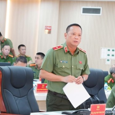 Thiếu tướng Phạm Thanh Hùng, Tư lệnh Bộ Tư lệnh Cảnh vệ trao đổi một số nội dung về công tác bảo vệ