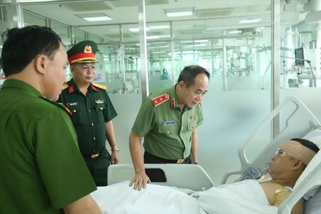 Đồng chí Giám đốc CATP ân cần hỏi thăm tình hình sức khỏe Đại úy Lê Đình Công Đồng chí Giám đốc CATP ân cần hỏi thăm tình hình sức khỏe Đại úy Lê Đình Công