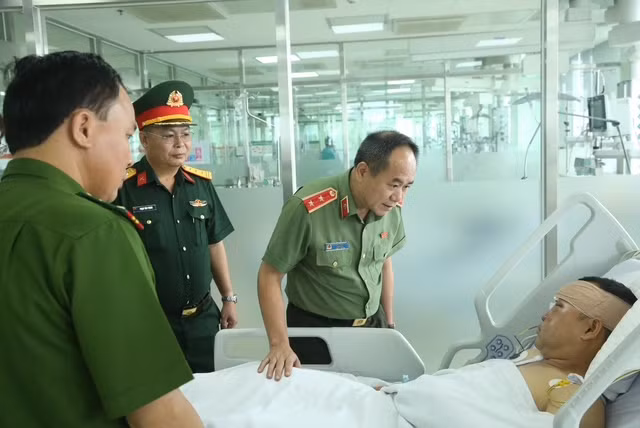 Đồng chí Giám đốc CATP ân cần hỏi thăm tình hình sức khỏe Đại úy Lê Đình Công