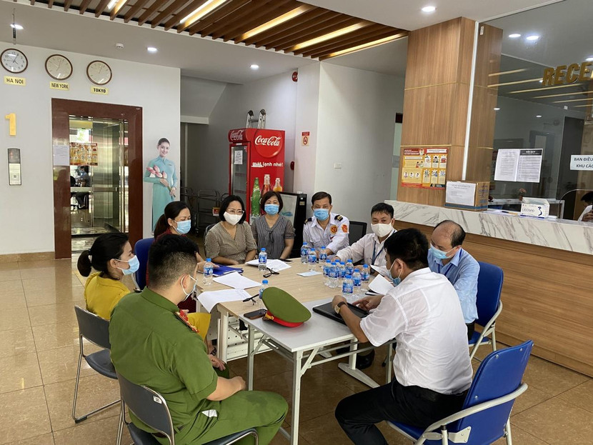 CAQ Long Biên thống nhất phương án đảm bảo ANTT ngày bầu cử với cán bộ cơ sở (ảnh: Văn Luyện) CAQ Long Biên thống nhất phương án đảm bảo ANTT ngày bầu cử với cán bộ cơ sở (ảnh: Văn Luyện)