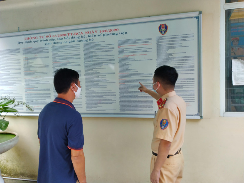 Cán bộ đội Đăng ký, quản lý xe hướng dẫn các quy định cho công dân
