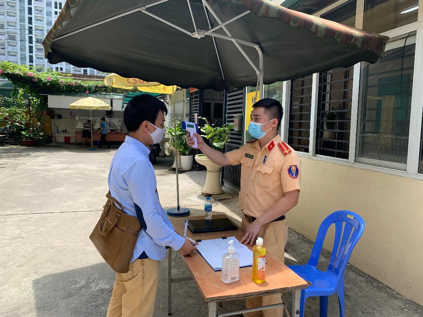 Công dân đến làm việc tại đội Đăng ký, quản lý xe đều được ghi thông tin và kiểm tra thân nhiệt