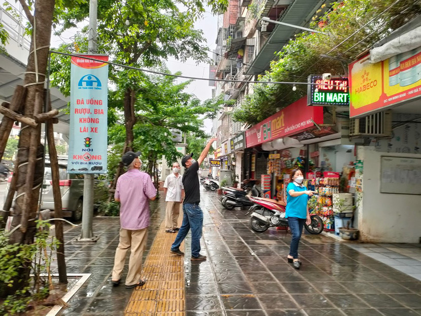 Giữ thoáng sạch từng đoạn hè Minh Khai Giữ thoáng sạch từng đoạn hè Minh Khai