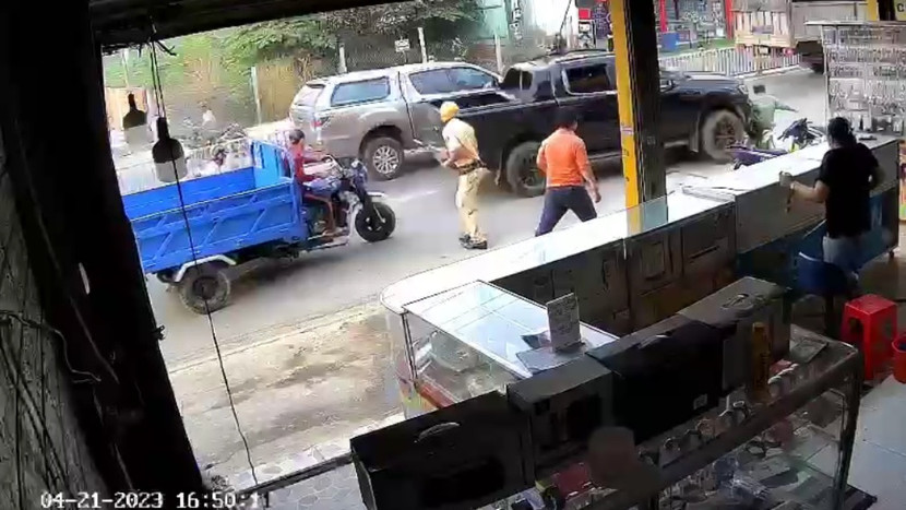 Hình ảnh vụ việc được camera của nhà dân bên đường ghi lại