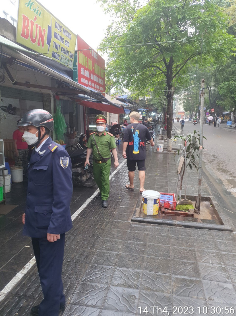Lực lượng chức năng tuần tra, nhắc nhở và xử lý mọi hành vi lấn chiếm vỉa hè (ảnh tư liệu)